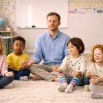 Yoga-Klasse für Kinder mit Lehrer, entspannende Übung auf Teppich in bunter Umgebung. Harmonische Meditationssitzung.