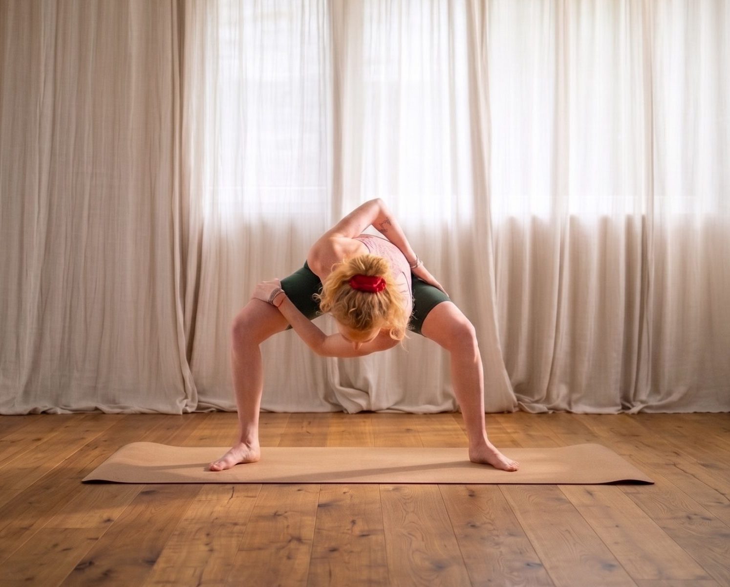 Yogalehrerin in Goddess Pose fuer Kraft und Stabilitaet