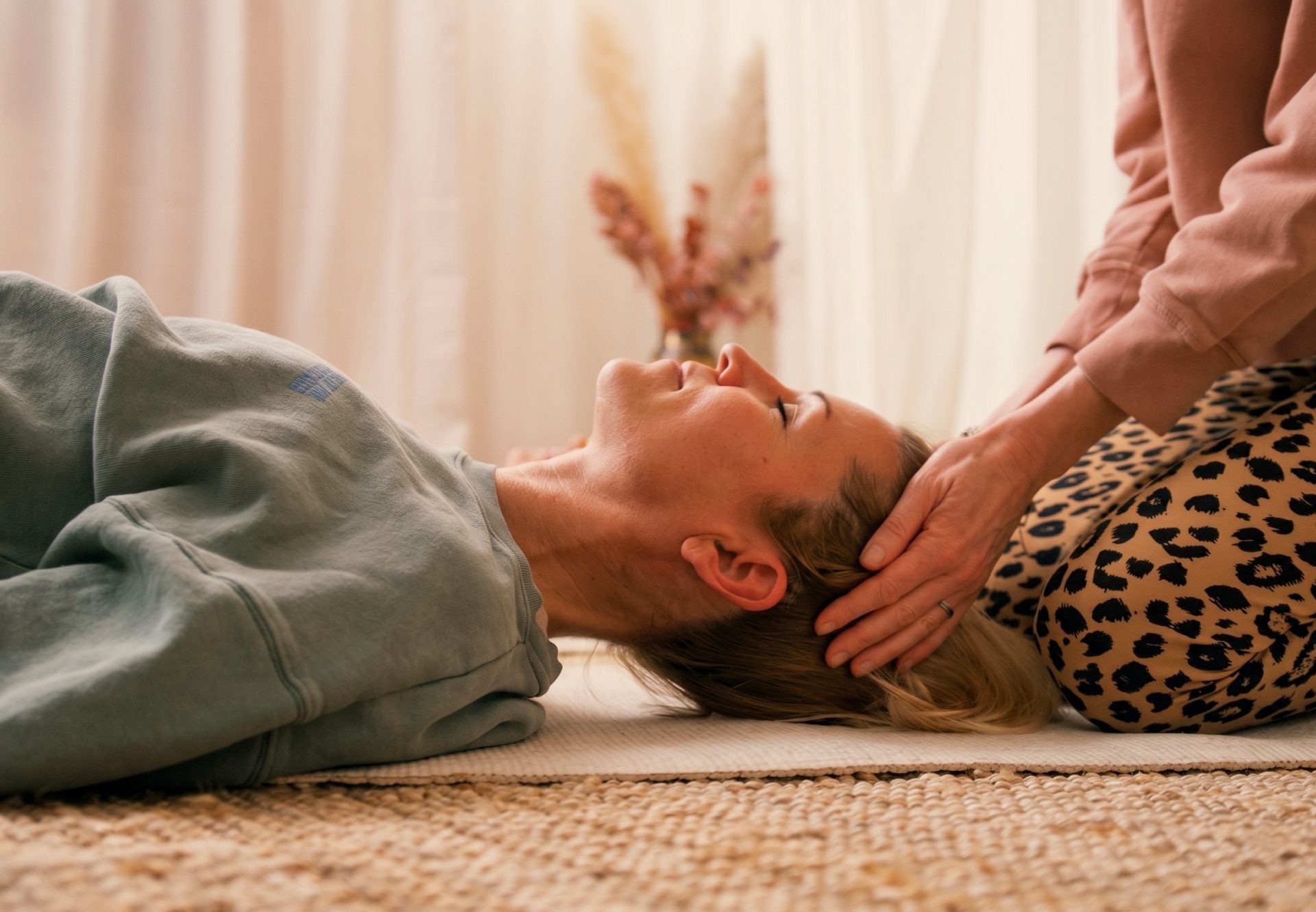 Sanfte Beruehrung waehrend traumasensiblem Yoga in Shavasana